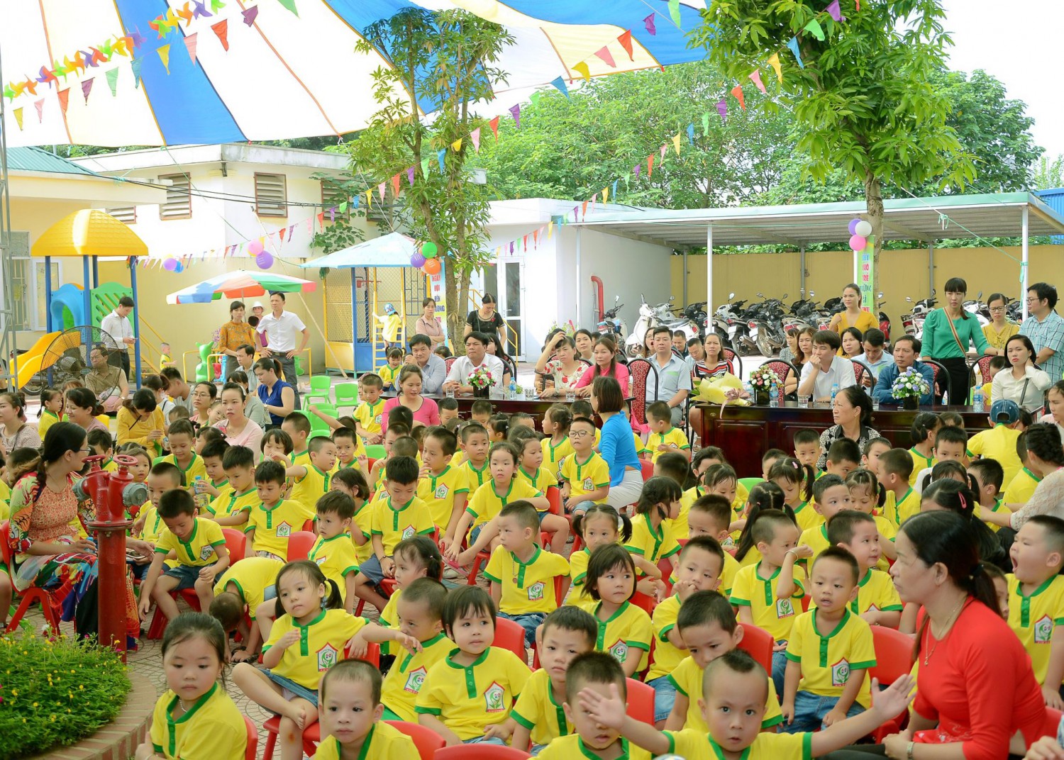 Cô Đinh Thị Thanh- Bí thư chi bộ- Hiệu trưởng trường mầm non Kim Đồng gửi những lời thân thương đến các bé của trường trong thời gian nghỉ ở nhà phòng chống dịch bệnh.