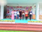 Đ/c Đinh Thị Thanh - Hiệu trưởng trao giải thưởng hội thi" Xây dựng môi trường lấy trẻ làm trung tâm" cho các cô giáo